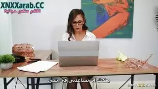 عاهرة الشركة: سيدة الأعمال المشغولة تنحني ويتم نيكها من قبل مرؤوسها
