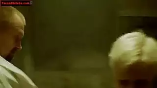 فرد عائلة ذو شعر كثيف في مشهد صارم