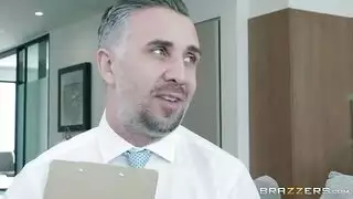 حركة إباحية: امرأة متعرجة تسيطر على قضيب أبيض ضخم