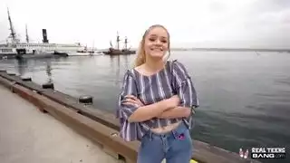 ساخنه تنزل من السياره تنام فمنزل