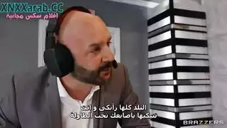 فعل سحاقي مباشر في الأستوديو: مذيعات يستمتعن بلعبة جنسية