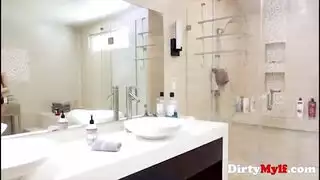مفاجأة عيد ميلاد زوجة الأب: سكس مصري صعب مع شينا رايدر