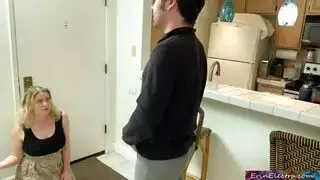 الام تحاول اغراء الابن
