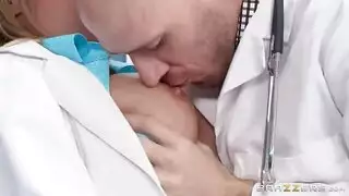 ممرضة متغطرسة تمارس الجنس الفموي مع الطبيب