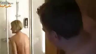 الام تساعد ابنها على التركيز حتى يركب طيزها