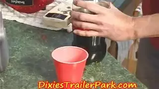 سباك يدق أثداء طبيعية ضخمة في فيلم إباحي