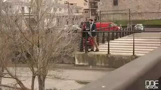 يرفع تنورة امع
