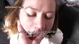 شخصية أم ممتلئة تتعرض لتدمير للباب الخلفي
