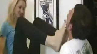 إلهة شقراء تبتلع قضيبًا وحشيًا في هذا المقطع الإباحي