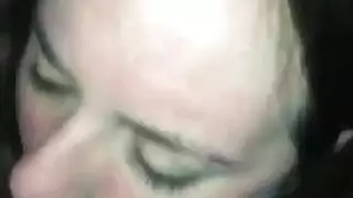 زوجة جشعة تبتلع قضيبين ضخمين بعمق