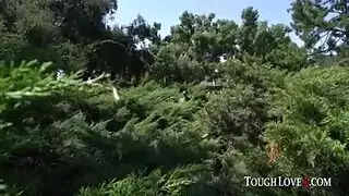 تعمل مساج لمؤخرة زوجها في الحمام