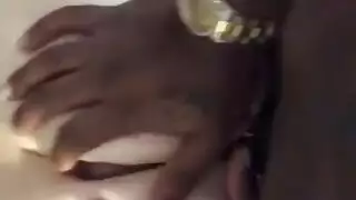 لاتينية ناضجة في جلسة جنس ثلاثي مكثفة