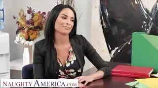 إلهة سمراء مغرية تطلب جنساً عنيفاً وقذفاً على وجهها
