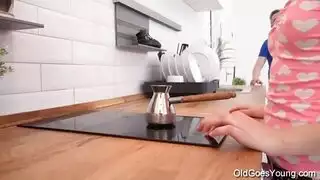 تركب عليه بقوة حتى يؤلم مهبلها