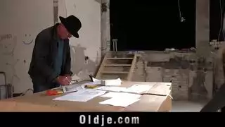شقراء تبلغ ذروتها وهي تركب لعبة قضيب أبيض سميك
