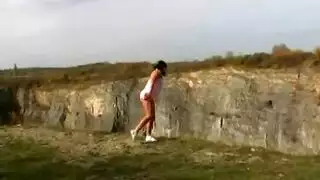 فتاة صغيرة ذات ضفائر تمارس الجنس مع الحائط بفرجها المبلل