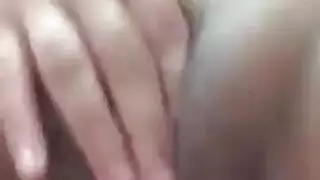 آسيوية شابة تلعب ببظرها وتدخل أصابعها بعمق