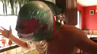 تعديب بنت وربطها بلحبل
