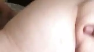 الشرطي يجيب اتصال استغاثتها ويمنحها جنسًا صعبًا في السيارة