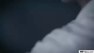 العاهرة السمراء التي لا تُوقف هايدي ماي تطالب بالقضيب والضرب المكشوف