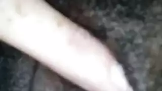 شابة خائنة تأخذ مطاطًا أحمر في فرجها وطيزها