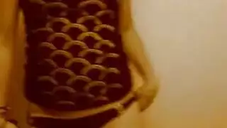 شقراء تصبح عارية تمامًا على الكاميرا قبل أن يملأها رجلها بالسائل المنوي