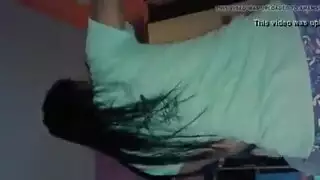 مراهقة صغيرة تعبث بفرجها أمام الكاميرا بمفردها