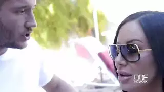 زوجة كبيرة الصدر تتبادل لحس الفرج مع جارتها