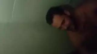 أرنوبة الصالة تأخذ عدة قضبان قاسية