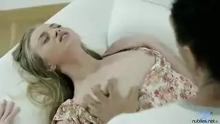 اسود ينيك اجمل شقراء ابيض في السرير الابيض الناعم في خلفها
