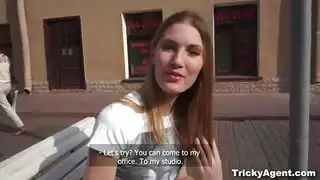 المديوث لأول مرة يشاهد زوجته تأخذ قضيبًا قاسيًا