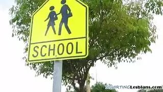 سد صغير يفجر خديها في وضعية الكلب