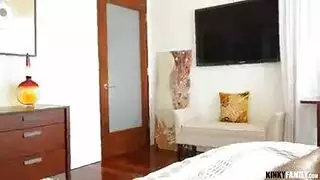 زوجة الأب المراهقة تحصل على مهبلها الضيق ممتطى في حفلة إكس إكس إكس