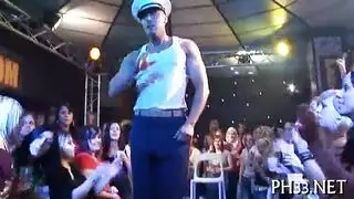 جيسون يونغ يخرج مشهد مص جماعي مليء بالسائل المنوي