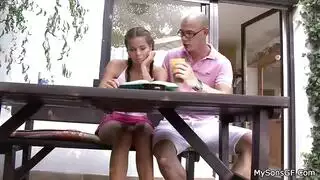 زب أبي مُستثار، يلعق فرجها ثم ينكها بقوة