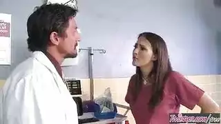 حفلة نيك في مكان العمل: عاهرة سويدية تأخذه بعمق في ساعات الدوام