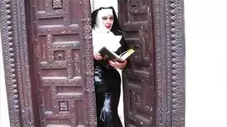 مشهد إباحي: فتاة محجبة تمارس الجنس بين أثدائها وتنهي شفوياً