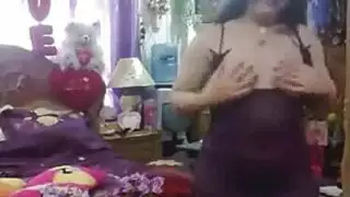 بنت بجسم طري علي السرير بقميص ابيض توري جسمها للكاميرا