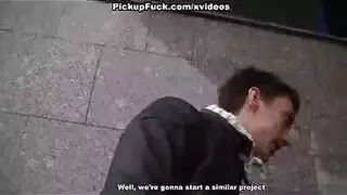 قذف نابض داخل فتحتها الضيقة