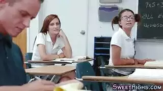 طالبات جامعيات في أزياء أرانب وقطط تمارس جنس جماعي مع رئيس الجامعة
