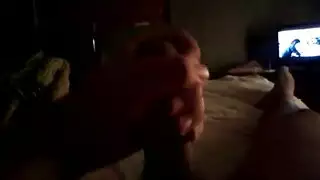أتعرّض للإثارة لمشاهدة زب نابض ضخم يطلق نافورة من السائل المنوي