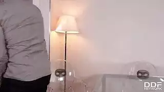 طفل يمارس مع نساء