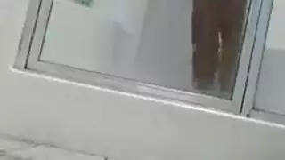 تجسست امرأة سمراء دمية أثناء استمناء
