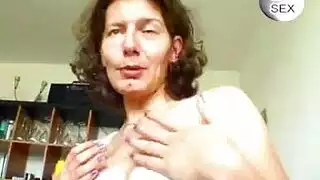 أم ناضجة نحيفة ذات أثداء صغيرة في دوامة أفلام إباحية