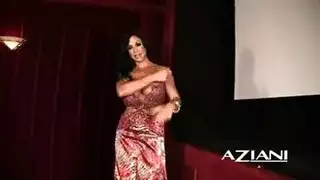 حبيبها يشم ملابسها الداخليه
