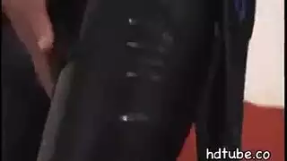 إباحية المرآب: مخنثون على ركبهم من أجل سيطرة الكعب العالي