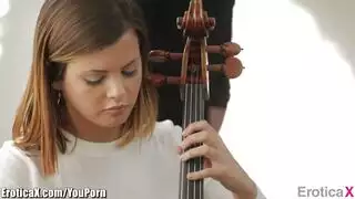 سمراء مثيرة تتوق لممارسة جنس قاسي يومياً