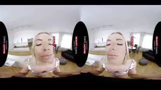 يحاول مع جراته الخجوله