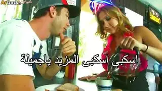 عاهرة توصيل وقحة تكسب أجرها بقضيبين في وقت واحد