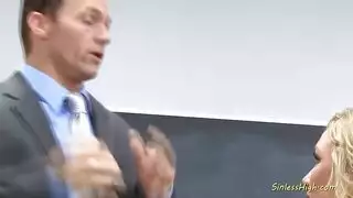 مراهقة شقراء تُضرب بقوة في مشهد إباحي صريح